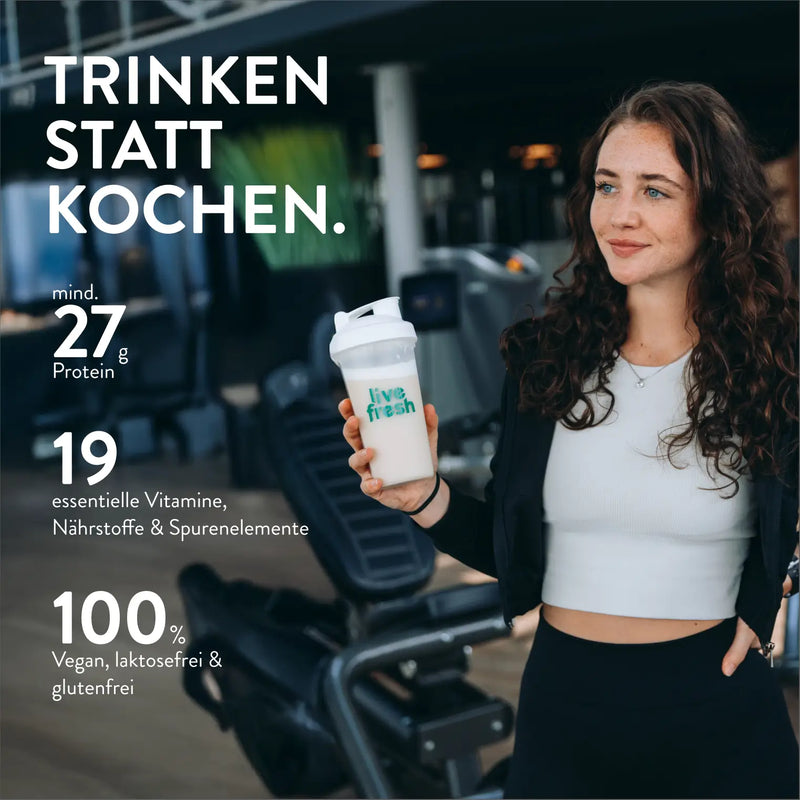 Junge Frau im Fitnessstudio hält eine LiveFresh-Trinkmahlzeit in der Hand. Text: „Trinken statt Kochen“ mit Infos zu Protein, Vitaminen und veganer Rezeptur.