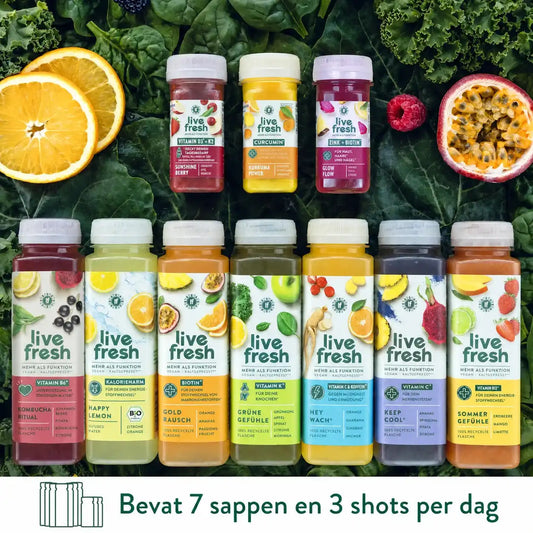 LiveFresh sapkuur met 7 sappen en 3 shots, omringd door vers fruit en bladgroenten, aangeduid als nieuw.