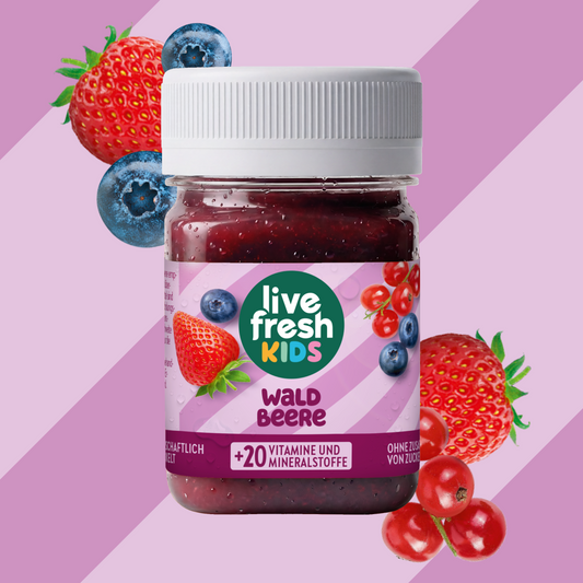 LiveFresh Kids Bosbessen in een potje tegen een paarse achtergrond met aardbeien, bosbessen en rode bessen. Op het etiket staat "live fresh KIDS", "WALD BEERE" en "+20 VITAMINEN EN MINERALE STOFFEN".