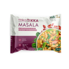 Verpackung des veganen Gerichts „Tikka Masala“ mit Kichererbsen und Gemüse – aromatische Hauptmahlzeit mit pflanzlichem Protein.