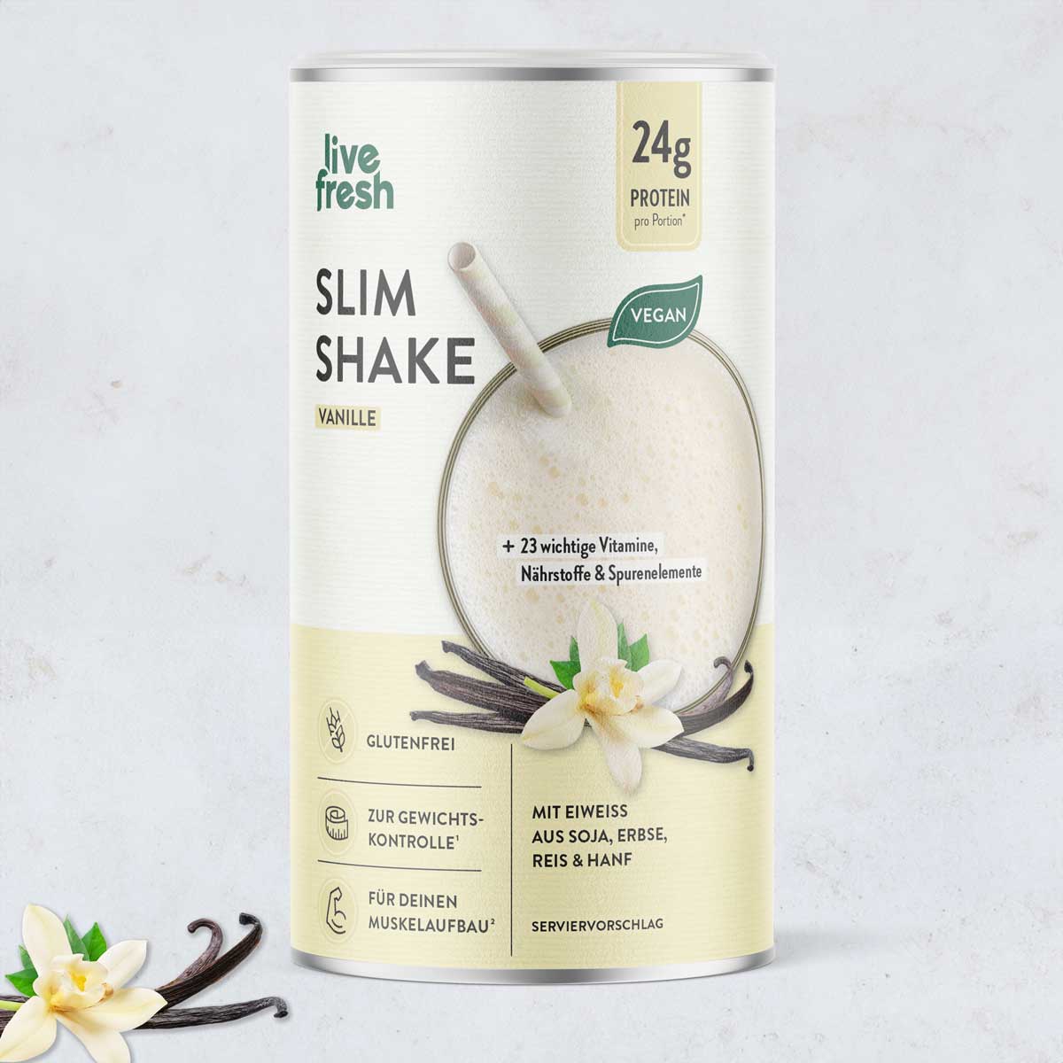 Zwei Sorten des veganen Slim Shake von LiveFresh: Vanille mit 24 g Protein pro Portion und Schoko mit 23 g Protein. Beide Shakes sind glutenfrei, unterstützen Muskelaufbau und Gewichtskontrolle und enthalten pflanzliches Eiweiß aus Soja, Erbse, Reis und Hanf. Die Verpackungen zeigen passende Zutaten wie Vanilleschoten und Schokolade.