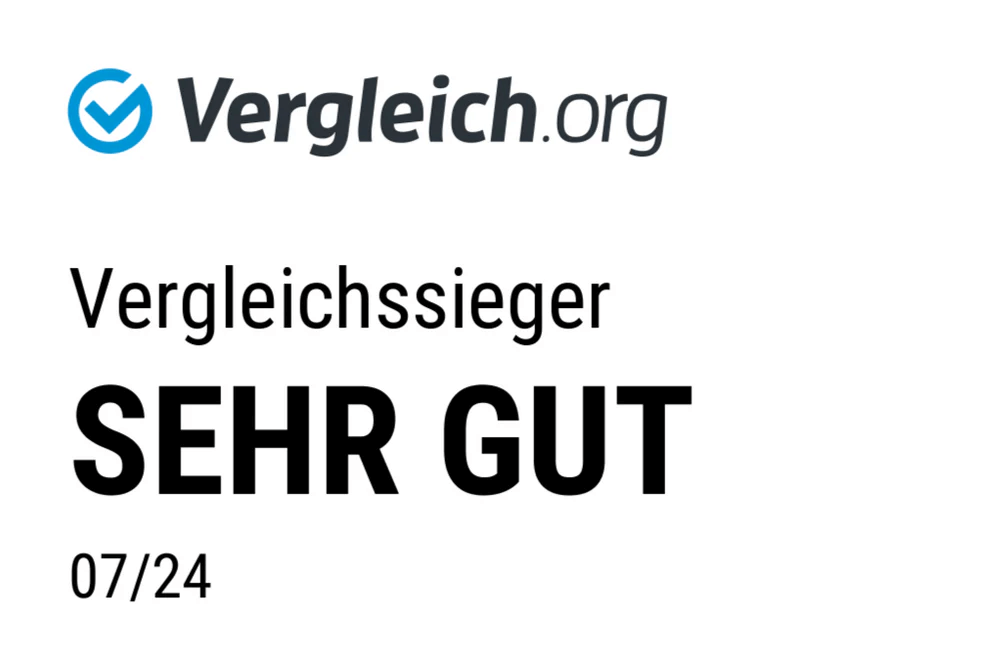 Logo und Bewertung von Vergleich.org mit einem blauen Häkchen-Symbol und dem Text „Vergleichssieger SEHR GUT 07/24“. Das Siegel zeigt, dass das getestete Produkt im Juli 2024 mit der Note „Sehr gut“ ausgezeichnet wurde.