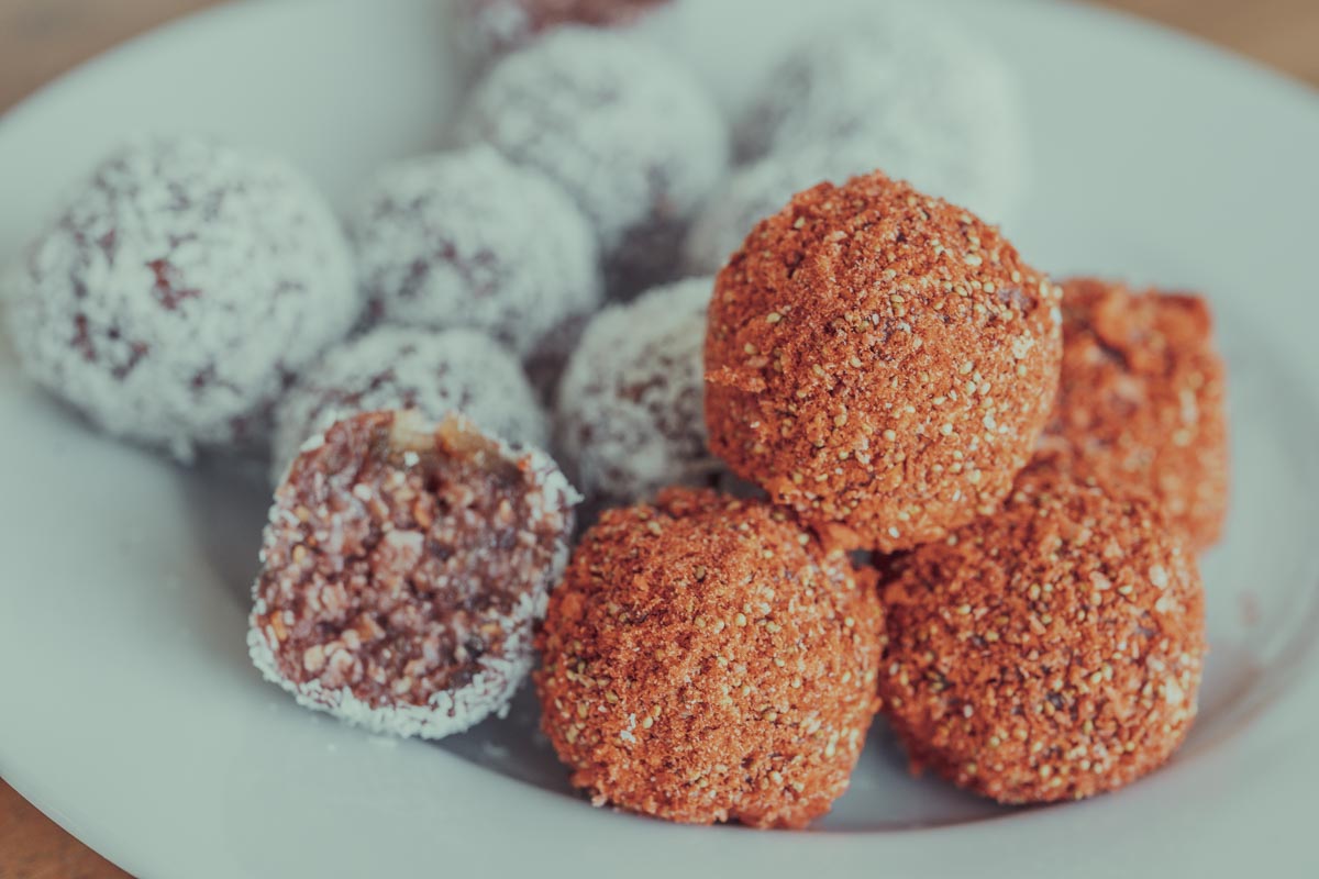 Vegane Energy Balls mit Datteln und Himbeeren