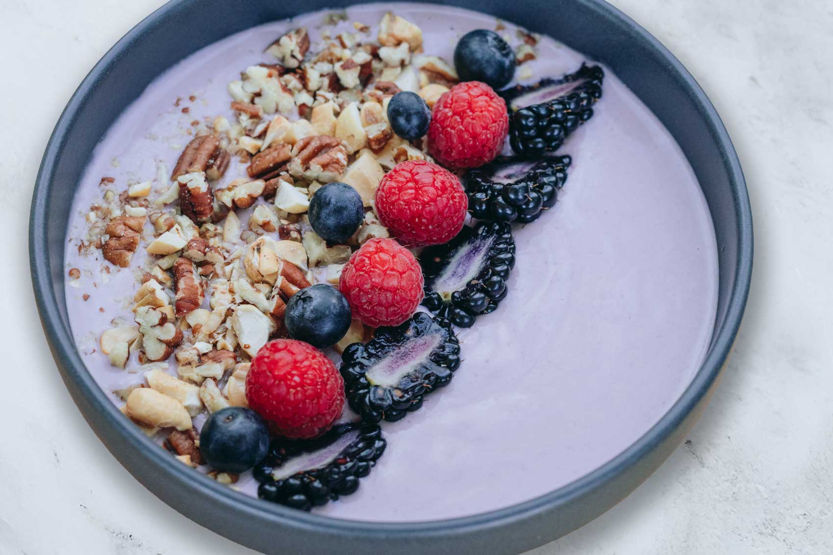Beeren-Nuss-Bowl mit Skyr Drink Heidelbeere
