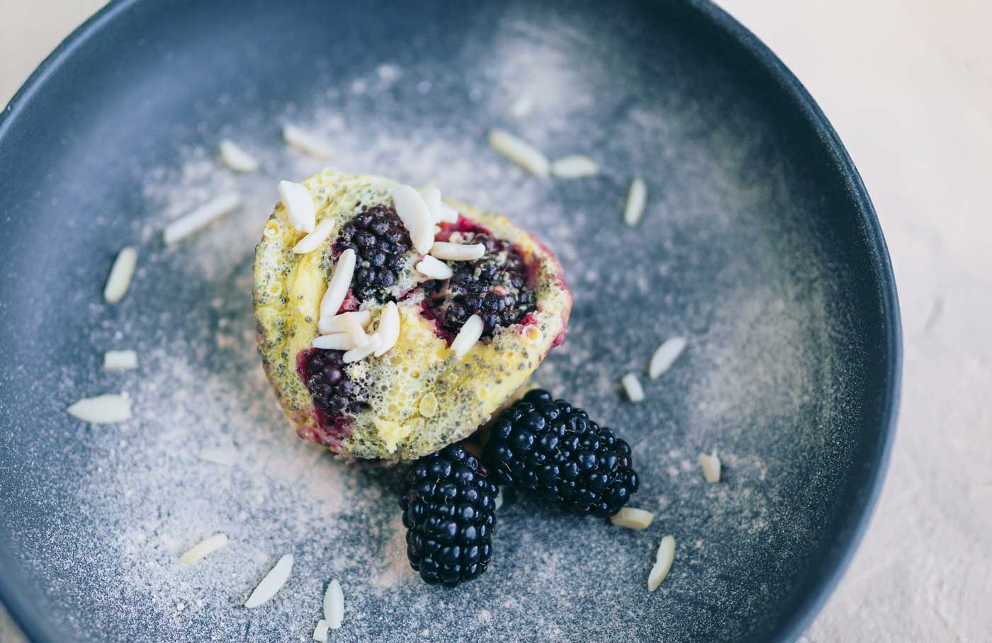 Brombeer-Mandel Mugcake (in der Mikrowelle!)