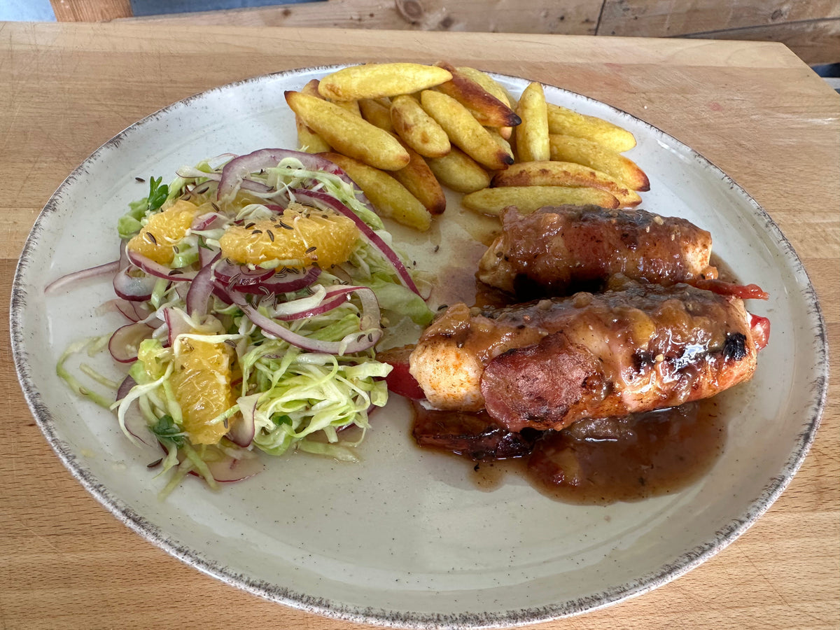 Gefüllte Hähnchenbrust mit Pflaumen im Baconmantel, goldbraunen Schupfnudeln & Spitzkraut-Salat