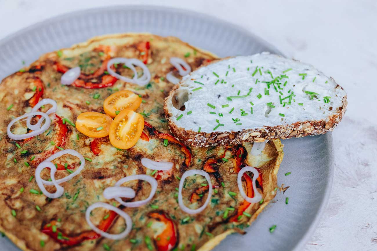 Gemüse-Ei-Pfanne mit Vollkornbrot & Frischkäse