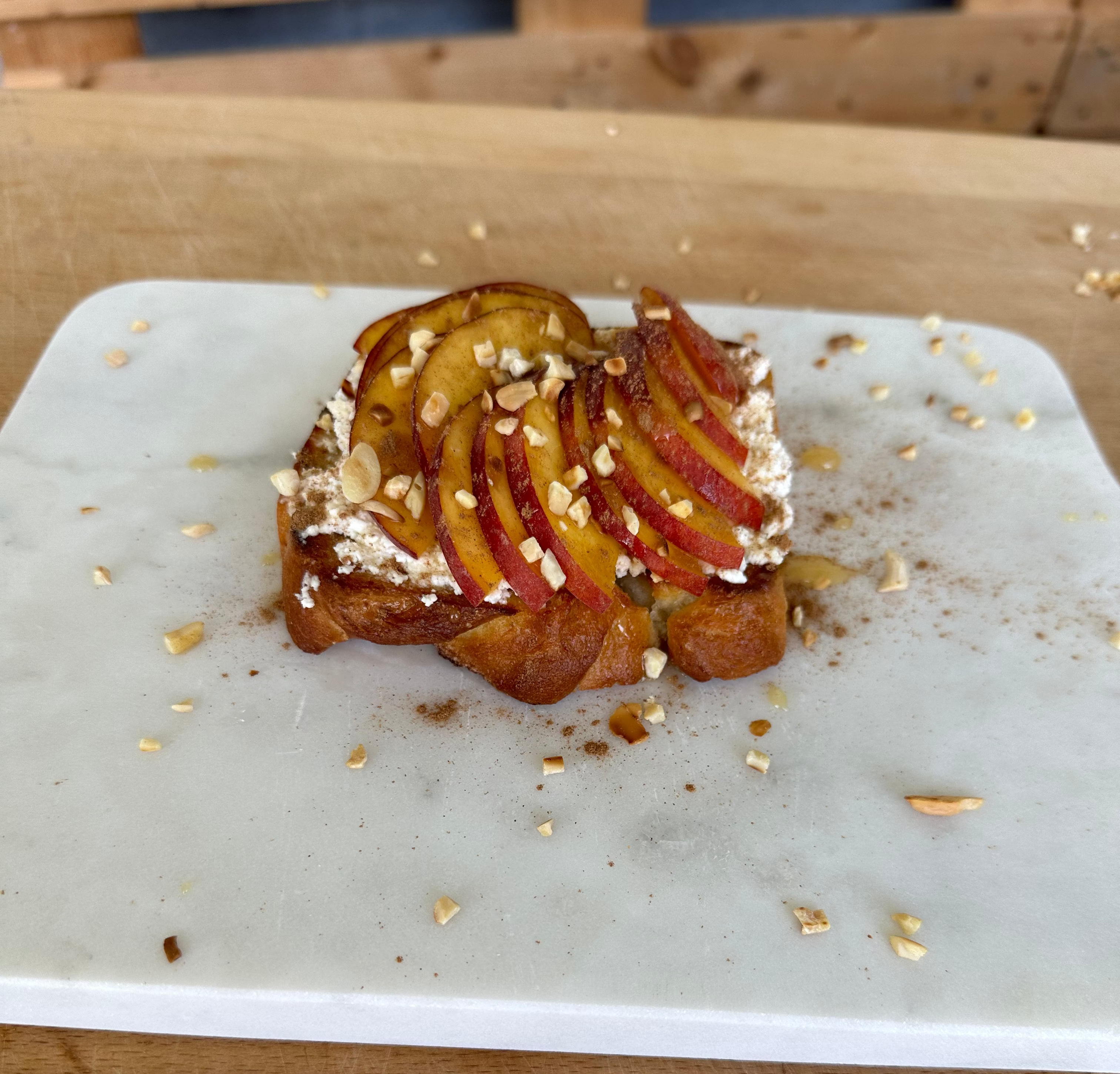 Pfirsich-Cottage Cheese Toast