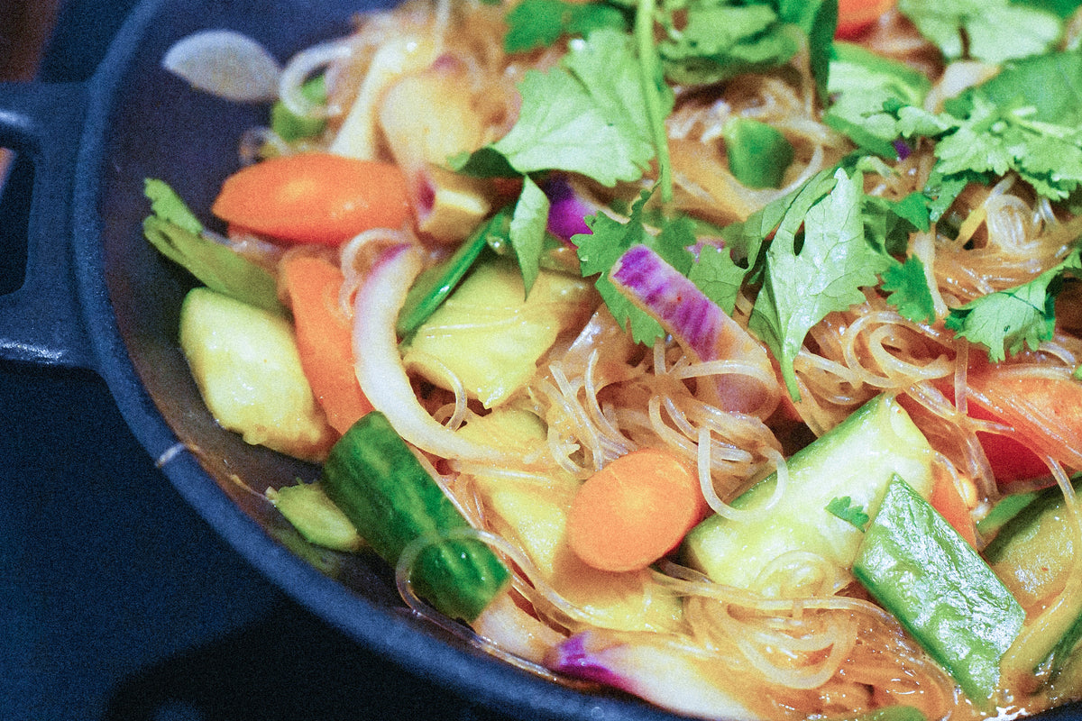 Vegane Reisnudeln mit Gemüse und scharfer Erdnusssauce