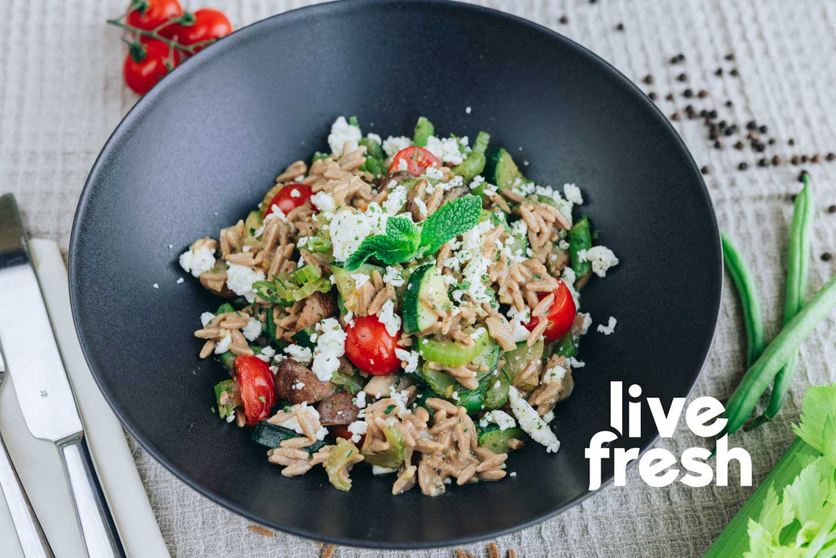 Risoni-Risotto mit Sommergemüse, Kräutern & Feta