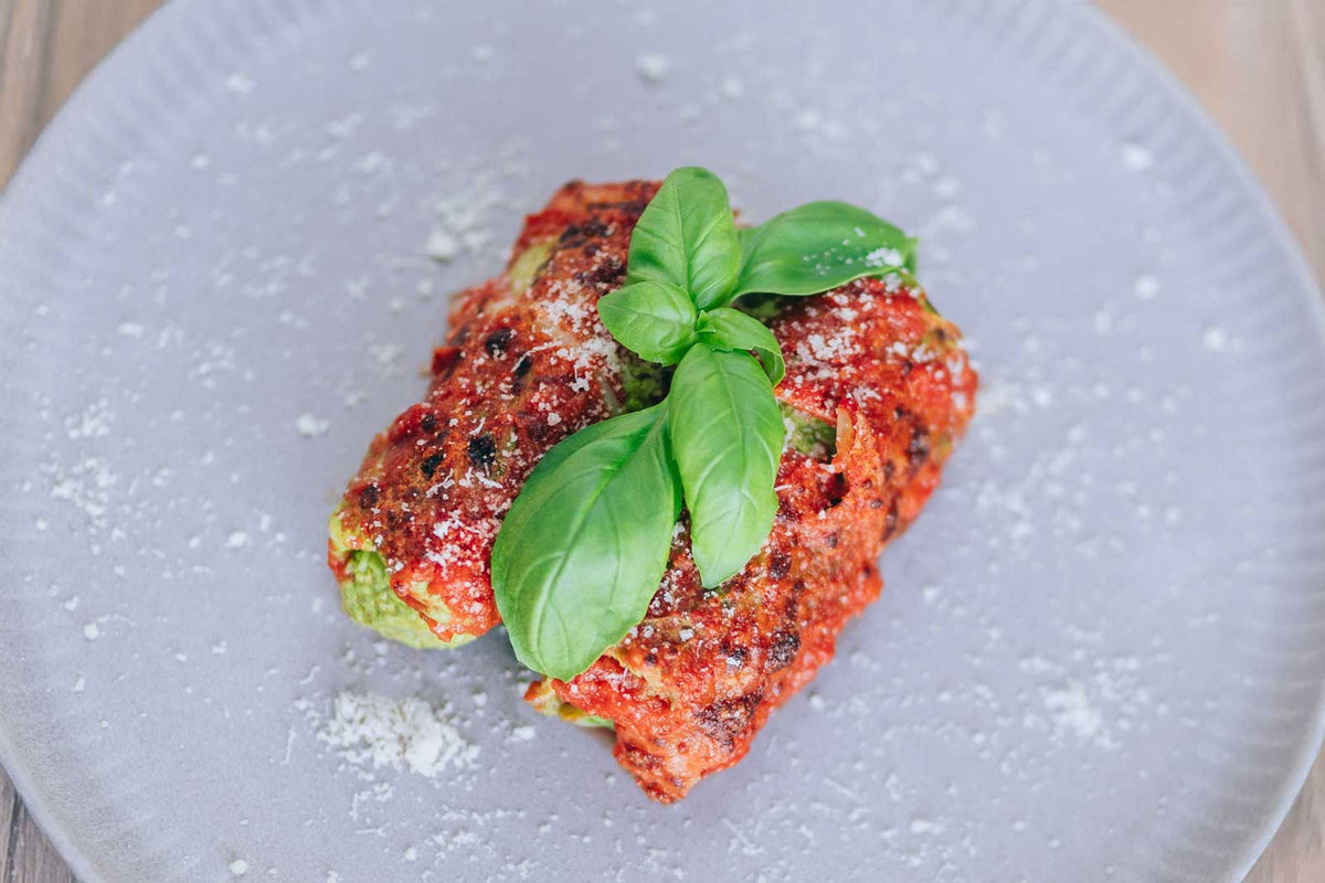 Wirsing-Rouladen mit Couscous-Pilz-Füllung in Tomatensauce