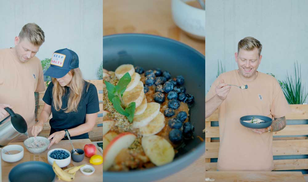 Drei Szenen eines Porridge-Rezepts: Eine Person gießt Flüssigkeit in eine Schüssel, während eine andere rührt, ein Topf voller Porridge garniert mit Bananenscheiben und Blaubeeren, und eine glückliche Person bereit, eine Schüssel Porridge zu genießen.