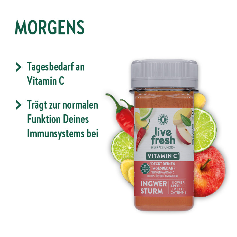 „Live Fresh Immun Shot“ mit der Geschmacksrichtung „Ingwer Sturm“, der morgens eingenommen werden soll. Der Shot deckt den Tagesbedarf an Vitamin C und trägt zur normalen Funktion des Immunsystems bei. Die Flasche wird von Zutaten wie Ingwer, Apfel, Limette, Cayenne und Zitronenscheiben umgeben, was die natürlichen Inhaltsstoffe des Shots betont.