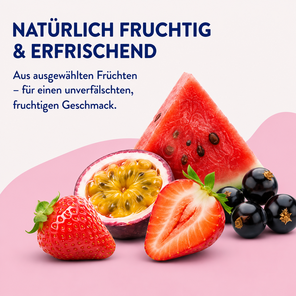 Erdbeere, halbierte Passionsfrucht, halbierte Erdbeere, Wassermelone und schwarze Johannisbeeren zeigen die fruchtigen Zutaten des Ballaststoff Getränks. Sichtbarer Text. „NATÜRLICH FRUCHTIG & ERFRISCHEND“. „Aus ausgewählten Früchten – für einen unverfälschten. fruchtigen Geschmack.“