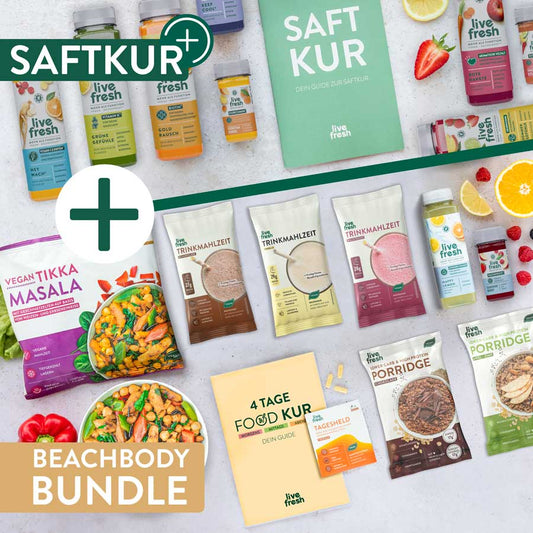 Übersicht des LiveFresh Beachbody Bundles mit einer Saftkur, veganem Tikka Masala, Trinkmahlzeiten, Porridge und einem 4-Tage-Food-Kur-Guide, dekoriert mit frischen Früchten und Gemüse. Oben links der Hinweis Saftkur Plus in weiß auf grünem Hintergrund, ein großes Plus in der mitte und unten links "Beachbody Bundle" weiß auf orangenem Hintergrund. 