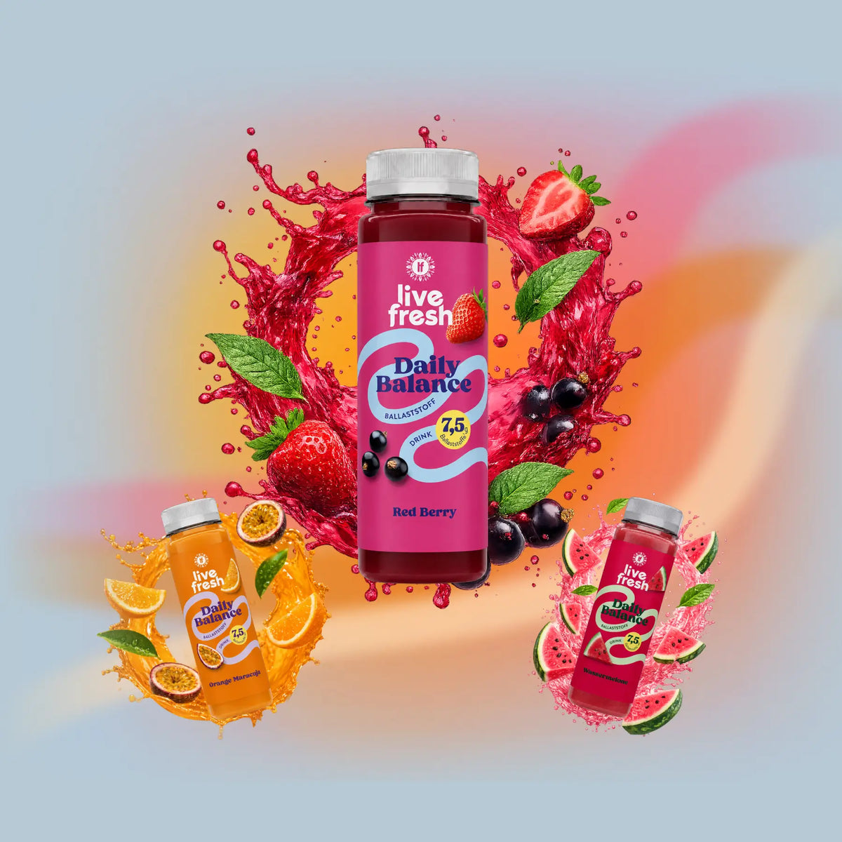 LiveFresh Daily Balance Ballaststoffdrinks mit 7,5 Gramm Ballaststoffen pro Flasche. Die Sorten Red Berry, Orange Maracuja und Wassermelone sind mit passenden Früchten und farbigen Saftspritzern dargestellt.