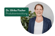 Zeigt Dr. Ulrike Fischer, die lächelnd in die Kamera blickt. Sie trägt eine dunkelblaue Jacke und ein weißes Oberteil. Links von ihr steht ihr Name und Titel in einem grünen Rechteck: „Dr. Ulrike Fischer, Produktentwicklung“. Im Hintergrund sind unscharfe grüne Pflanzen zu sehen, was eine frische und natürliche Atmosphäre schafft.