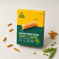 LiveFresh High Protein Lower Carb Fusilli Verpackung mit einzelnen Fusilli, Erbsen und Erbsenschoten auf hellem Hintergrund.