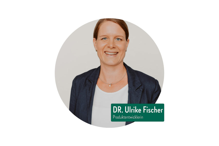 Dr. Ulrike Fischer, eine Produktentwicklerin, die in die Kamera lächelt. Sie trägt ein dunkles Jackett über einem weißen Oberteil und steht vor einem neutralen, hellen Hintergrund. Unter ihrem Bild ist ihr Name und ihre Position als "Produktentwicklerin" auf einem grünen Banner vermerkt.