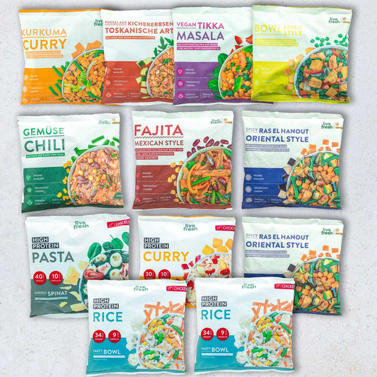 Auswahl verschiedener Live Fresh Bowls und gesunder Fertiggerichte übersichtlich auf hellem Untergrund angeordnet. Zu sehen sind unter anderem Kurkuma Curry. Kichererbsen Toskanischer Art. Vegan Tikka Masala. Bowl Exotic Style. Gemüse Chili. Fajita Mexican Style. Ras el Hanout Oriental Style. High Protein Pasta. High Protein Curry und High Protein Rice.