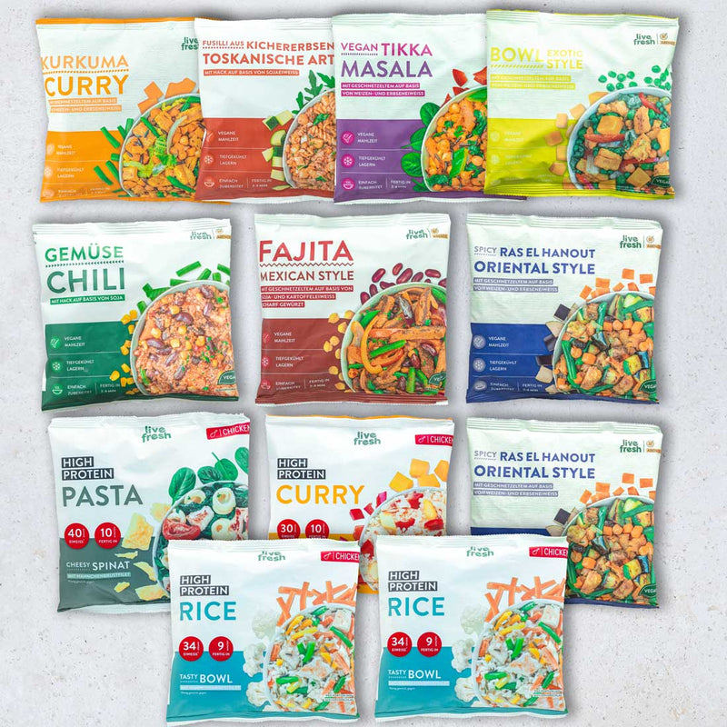 Auswahl verschiedener Live Fresh Bowls und gesunder Fertiggerichte übersichtlich auf hellem Untergrund angeordnet. Zu sehen sind unter anderem Kurkuma Curry. Kichererbsen Toskanischer Art. Vegan Tikka Masala. Bowl Exotic Style. Gemüse Chili. Fajita Mexican Style. Ras el Hanout Oriental Style. High Protein Pasta. High Protein Curry und High Protein Rice.