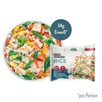 Eine High-Protein-Reis-Bowl mit Hähnchenstücken, grünem und gelbem Gemüse, Karotten und Wildreis, enthält 34g Eiweiß pro Portion. Die Verpackung trägt die Aufschrift „High Protein Rice“ und hebt den hohen Eiweißgehalt hervor.