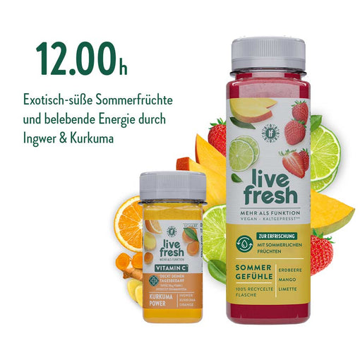 12:00 Uhr Empfehlung mit dem „Sommergefühle“-Saft und dem „Kurkuma Power“-Shot von Live Fresh. Der „Sommergefühle“-Saft bietet erfrischende exotisch-süße Sommerfrüchte wie Erdbeere, Mango und Limette, während der „Kurkuma Power“-Shot mit Ingwer und Kurkuma belebende Energie und den Tagesbedarf an Vitamin C deckt. Im Hintergrund sind die frischen Zutaten bildlich dargestellt, um die natürliche Zusammensetzung der Produkte hervorzuheben.