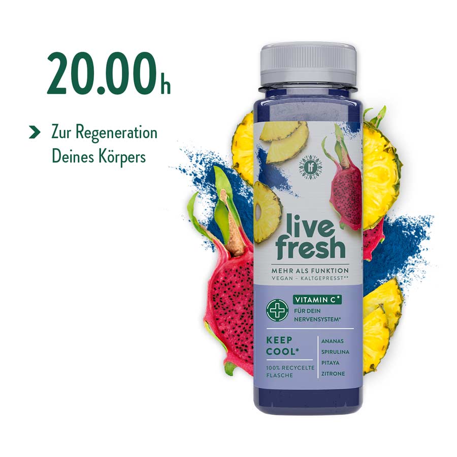 Live Fresh Saft „Keep Cool“ mit der empfohlenen Uhrzeit von 20:00 Uhr. Der Saft unterstützt die Regeneration des Körpers und enthält Vitamin C, das für das Nervensystem wichtig ist. Zutaten wie Ananas, Spirulina, Pitaya und Zitrone sind hervorgehoben.