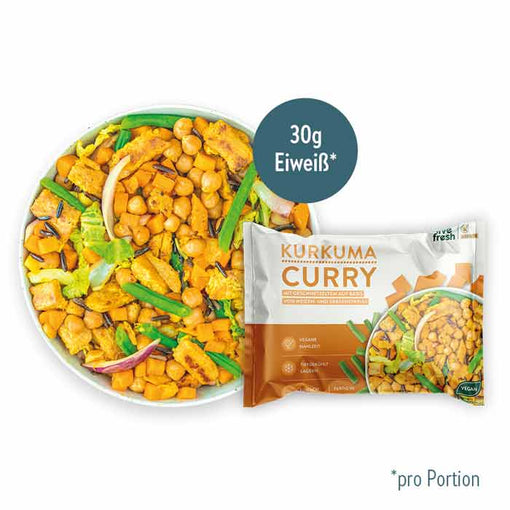 Eine Packung „Live Fresh Kurkuma Curry“, ein veganes Gericht mit 30 Gramm Eiweiß pro Portion. Das Gericht enthält geschnetzeltes Weizen- und Erbseneiweiß, Kichererbsen und eine Vielzahl von Gemüse wie grüne Bohnen und Zwiebeln. Neben der Packung ist das fertige Curry in einer Schale angerichtet, mit leuchtenden Farben, die die Frische und den Geschmack des Gerichts betonen.