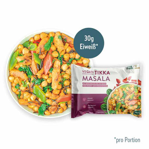 Eine Packung „Live Fresh Vegan Tikka Masala“, ein veganes Gericht mit 30 Gramm Eiweiß pro Portion. Das Gericht besteht aus geschnetzeltem Weizen- und Erbseneiweiß, kombiniert mit Gemüse wie Kichererbsen, Paprika und Spinat. Neben der Packung ist das fertige Gericht in einer Schale angerichtet, bunt und appetitlich präsentiert.