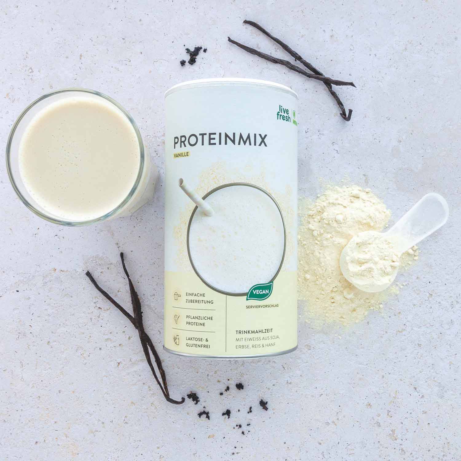 Vanille Proteinmix-Dose neben einem zubereiteten Shake und Vanilleschoten, repräsentativ für veganes Proteinpulver.